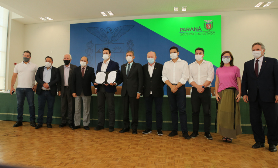 O governador Carlos Massa Ratinho Junior e o diretor-geral brasileiro de Itaipu, Joaquim Silva e Luna, formalizam nesta sexta-feira (25),  no Palácio Iguaçu, uma parceria entre o Estado e a hidrelétrica para a duplicação de 8,7 quilômetros da BR-469, em Foz do Iguaçu.  Curitiba, 24/09/2020. Foto: Geraldo Bubniak/AEN