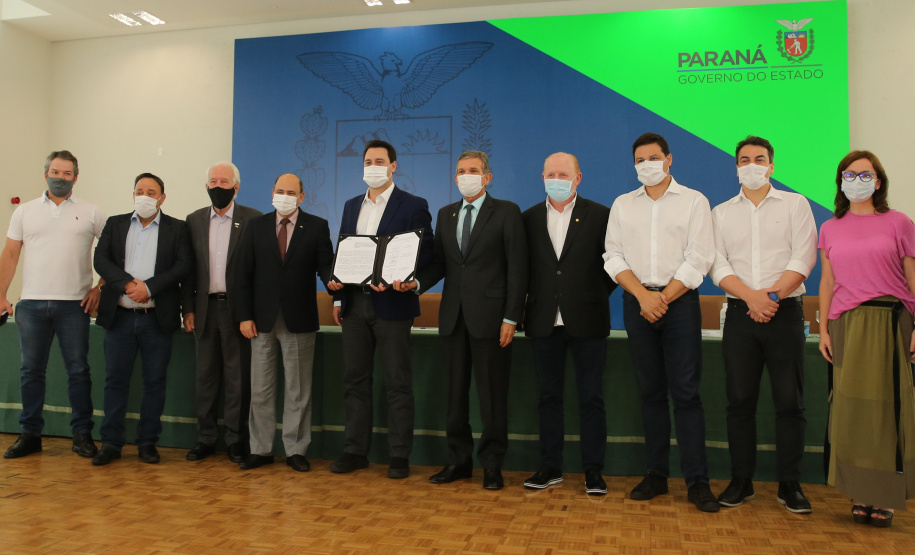 O governador Carlos Massa Ratinho Junior e o diretor-geral brasileiro de Itaipu, Joaquim Silva e Luna, formalizam nesta sexta-feira (25),  no Palácio Iguaçu, uma parceria entre o Estado e a hidrelétrica para a duplicação de 8,7 quilômetros da BR-469, em Foz do Iguaçu.  Curitiba, 24/09/2020. Foto: Geraldo Bubniak/AEN