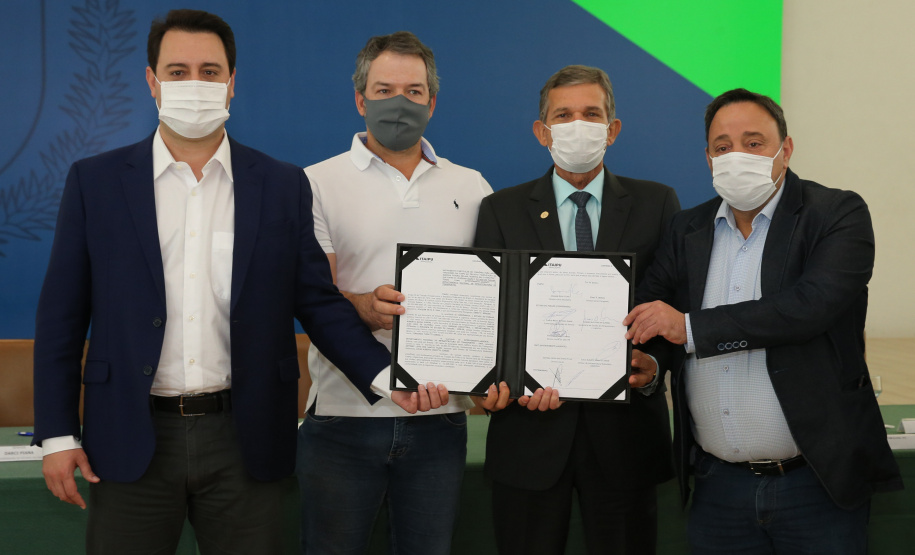 O governador Carlos Massa Ratinho Junior e o diretor-geral brasileiro de Itaipu, Joaquim Silva e Luna, formalizam nesta sexta-feira (25),  no Palácio Iguaçu, uma parceria entre o Estado e a hidrelétrica para a duplicação de 8,7 quilômetros da BR-469, em Foz do Iguaçu.  Curitiba, 24/09/2020. Foto: Geraldo Bubniak/AEN