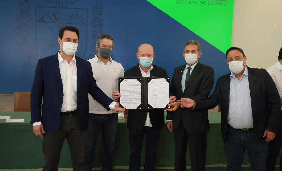 O governador Carlos Massa Ratinho Junior e o diretor-geral brasileiro de Itaipu, Joaquim Silva e Luna, formalizam nesta sexta-feira (25),  no Palácio Iguaçu, uma parceria entre o Estado e a hidrelétrica para a duplicação de 8,7 quilômetros da BR-469, em Foz do Iguaçu.  Curitiba, 24/09/2020. Foto: Geraldo Bubniak/AEN