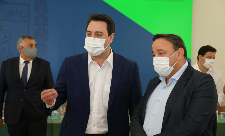 O governador Carlos Massa Ratinho Junior e o diretor-geral brasileiro de Itaipu, Joaquim Silva e Luna, formalizam nesta sexta-feira (25),  no Palácio Iguaçu, uma parceria entre o Estado e a hidrelétrica para a duplicação de 8,7 quilômetros da BR-469, em Foz do Iguaçu.  Curitiba, 24/09/2020. Foto: Geraldo Bubniak/AEN