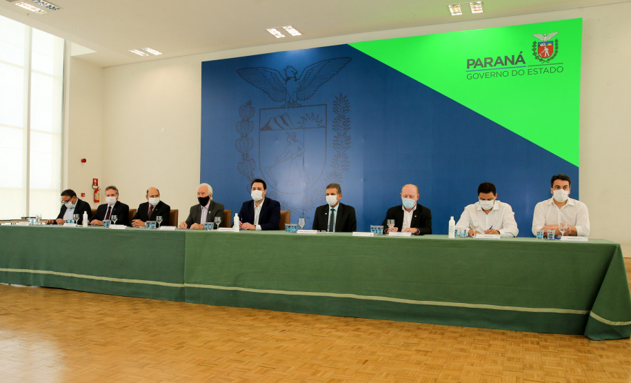 O governador Carlos Massa Ratinho Junior e o diretor-geral brasileiro de Itaipu, Joaquim Silva e Luna, formalizam nesta sexta-feira (25),  no Palácio Iguaçu, uma parceria entre o Estado e a hidrelétrica para a duplicação de 8,7 quilômetros da BR-469, em Foz do Iguaçu.  Curitiba, 24/09/2020. Foto: Geraldo Bubniak/AEN