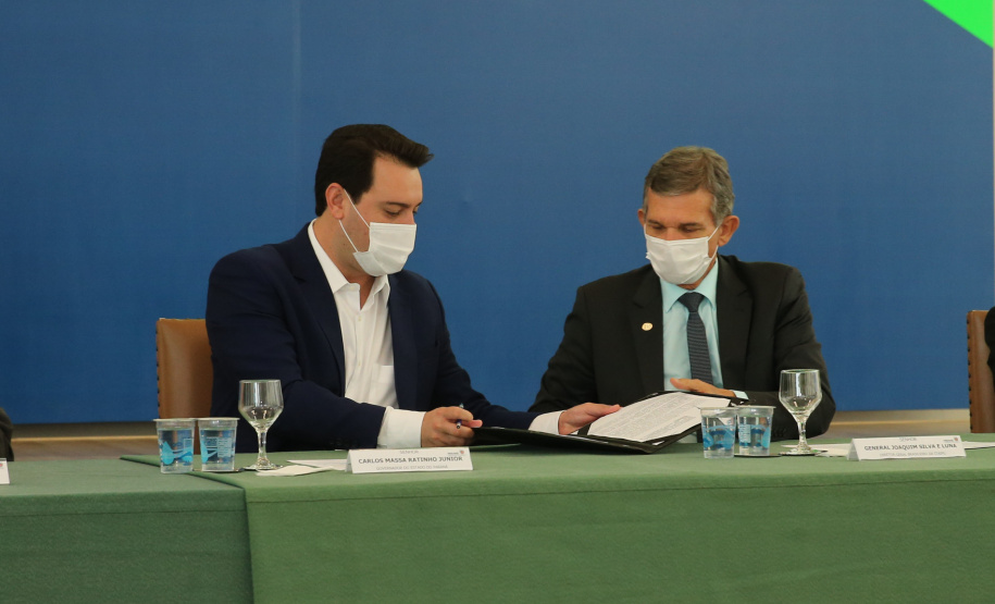 O governador Carlos Massa Ratinho Junior e o diretor-geral brasileiro de Itaipu, Joaquim Silva e Luna, formalizam nesta sexta-feira (25),  no Palácio Iguaçu, uma parceria entre o Estado e a hidrelétrica para a duplicação de 8,7 quilômetros da BR-469, em Foz do Iguaçu.  Curitiba, 24/09/2020. Foto: Geraldo Bubniak/AEN