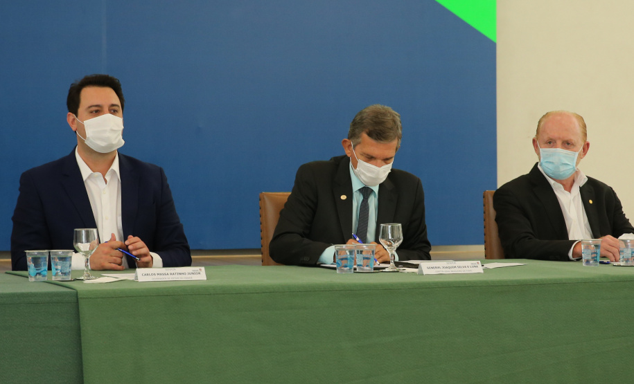 O governador Carlos Massa Ratinho Junior e o diretor-geral brasileiro de Itaipu, Joaquim Silva e Luna, formalizam nesta sexta-feira (25),  no Palácio Iguaçu, uma parceria entre o Estado e a hidrelétrica para a duplicação de 8,7 quilômetros da BR-469, em Foz do Iguaçu.  Curitiba, 24/09/2020. Foto: Geraldo Bubniak/AEN