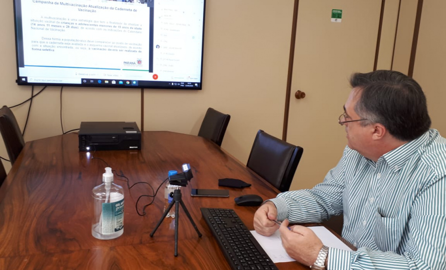O secretário de Estado da Saúde, Beto Preto, classificou a estratégia de vacinação como um dever de casa. Em videoconferência com diretores das 22 Regionais de Saúde ele ressaltou que é preciso intensificar as ações nos municípios. As doses das vacinas já estão distribuídas em todo o Paraná.Foto:SESA