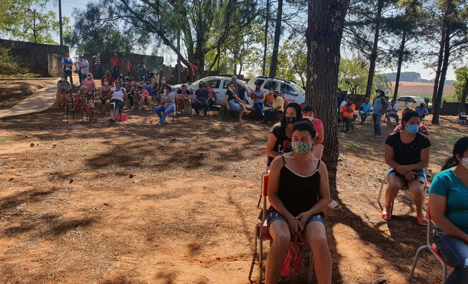 O Instituto Água e Terra (IAT) entregou nesta sexta-feira (25) os documentos para regularização fundiária para 187 famílias de pequenos agricultores do município de Cândido de Abreu, na Região Central do Estado. O IAT é um órgão vinculado à Secretaria do Desenvolvimento Sustentável e do Turismo.
Foto:IAT