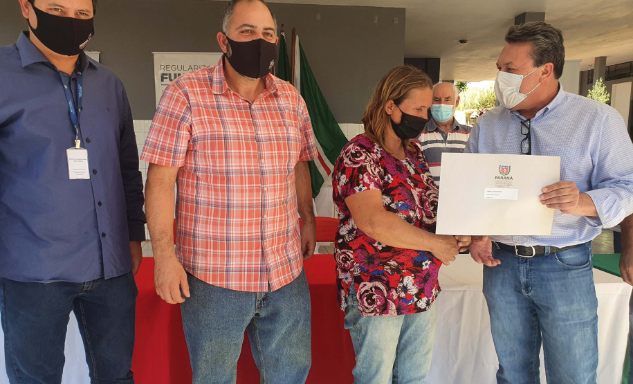 O Instituto Água e Terra (IAT) entregou nesta sexta-feira (25) os documentos para regularização fundiária para 187 famílias de pequenos agricultores do município de Cândido de Abreu, na Região Central do Estado. O IAT é um órgão vinculado à Secretaria do Desenvolvimento Sustentável e do Turismo.
Foto:IAT