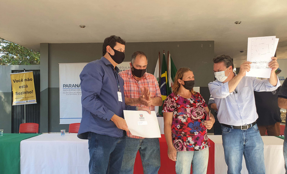 O Instituto Água e Terra (IAT) entregou nesta sexta-feira (25) os documentos para regularização fundiária para 187 famílias de pequenos agricultores do município de Cândido de Abreu, na Região Central do Estado. O IAT é um órgão vinculado à Secretaria do Desenvolvimento Sustentável e do Turismo.
Foto:IAT