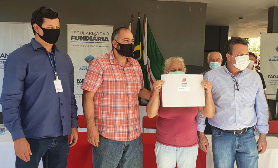 O Instituto Água e Terra (IAT) entregou nesta sexta-feira (25) os documentos para regularização fundiária para 187 famílias de pequenos agricultores do município de Cândido de Abreu, na Região Central do Estado. O IAT é um órgão vinculado à Secretaria do Desenvolvimento Sustentável e do Turismo.
Foto:IAT