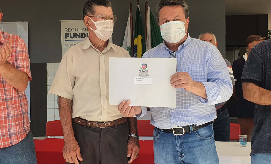 O Instituto Água e Terra (IAT) entregou nesta sexta-feira (25) os documentos para regularização fundiária para 187 famílias de pequenos agricultores do município de Cândido de Abreu, na Região Central do Estado. O IAT é um órgão vinculado à Secretaria do Desenvolvimento Sustentável e do Turismo.
Foto:IAT