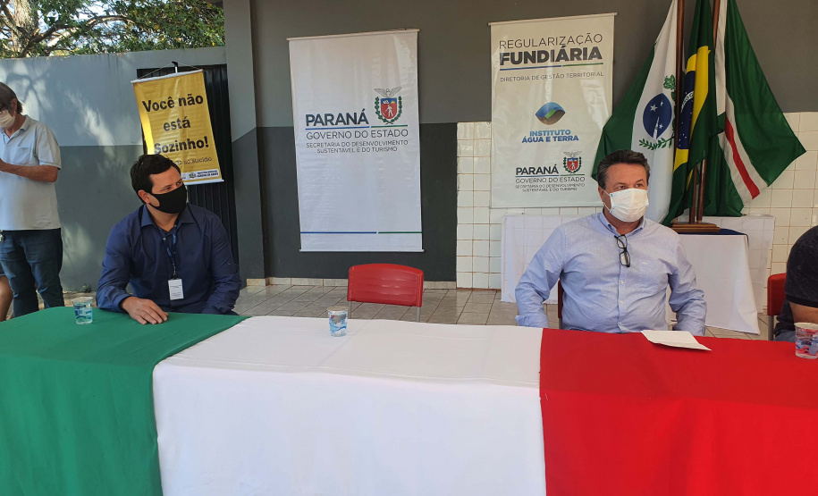 O Instituto Água e Terra (IAT) entregou nesta sexta-feira (25) os documentos para regularização fundiária para 187 famílias de pequenos agricultores do município de Cândido de Abreu, na Região Central do Estado. O IAT é um órgão vinculado à Secretaria do Desenvolvimento Sustentável e do Turismo.
Foto:IAT