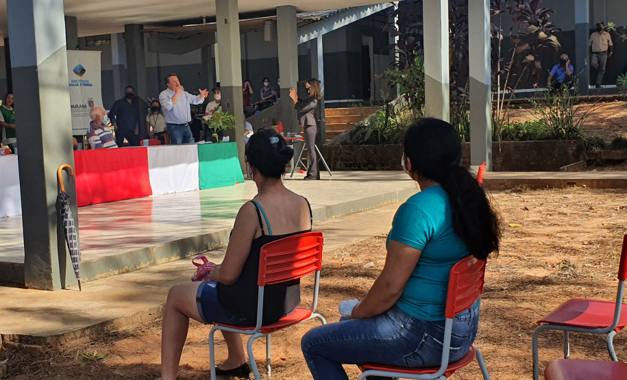 O Instituto Água e Terra (IAT) entregou nesta sexta-feira (25) os documentos para regularização fundiária para 187 famílias de pequenos agricultores do município de Cândido de Abreu, na Região Central do Estado. O IAT é um órgão vinculado à Secretaria do Desenvolvimento Sustentável e do Turismo.
Foto:IAT