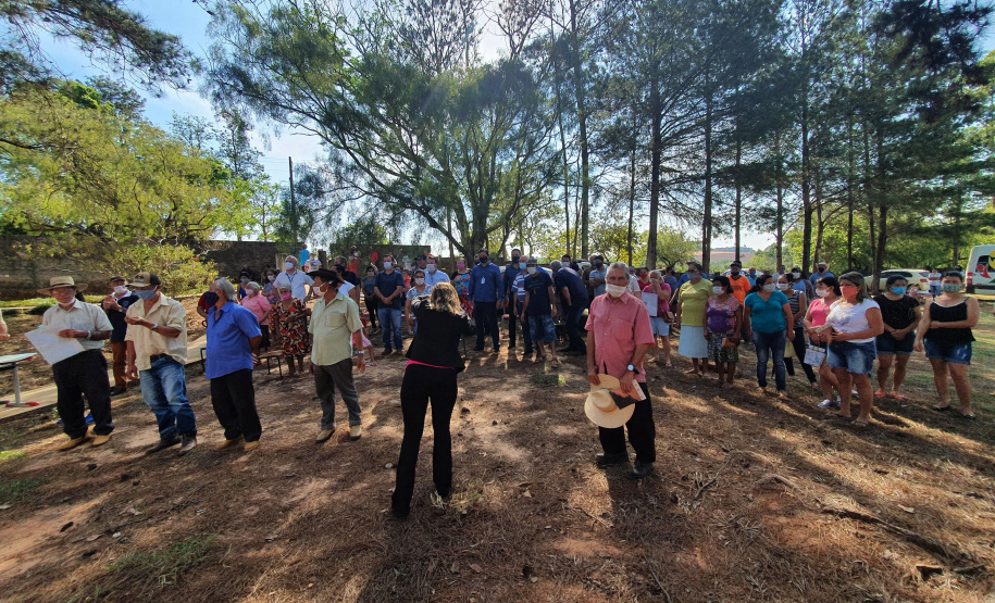 O Instituto Água e Terra (IAT) entregou nesta sexta-feira (25) os documentos para regularização fundiária para 187 famílias de pequenos agricultores do município de Cândido de Abreu, na Região Central do Estado. O IAT é um órgão vinculado à Secretaria do Desenvolvimento Sustentável e do Turismo.
Foto:IAT