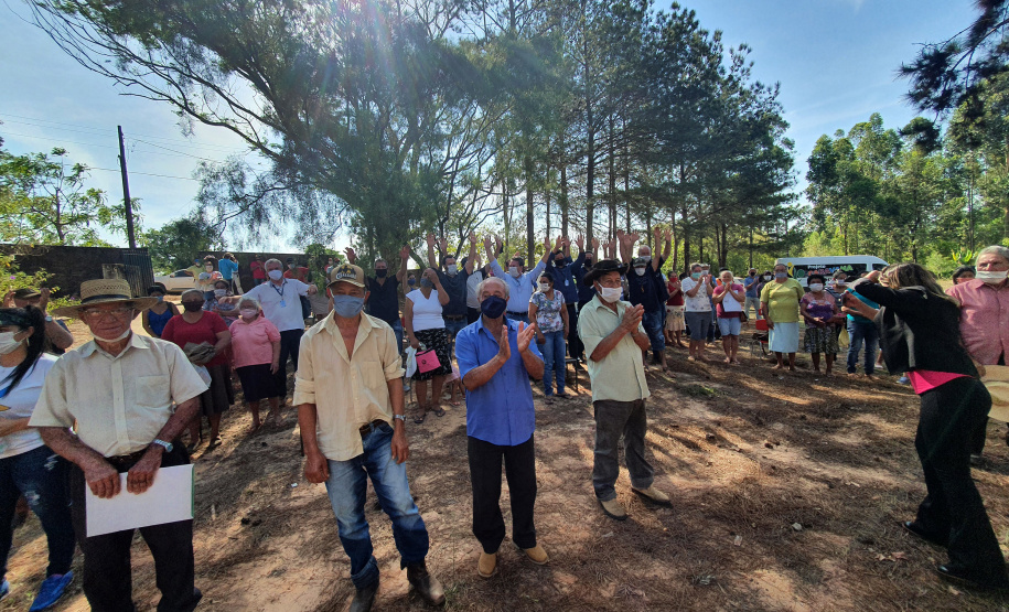 O Instituto Água e Terra (IAT) entregou nesta sexta-feira (25) os documentos para regularização fundiária para 187 famílias de pequenos agricultores do município de Cândido de Abreu, na Região Central do Estado. O IAT é um órgão vinculado à Secretaria do Desenvolvimento Sustentável e do Turismo.
Foto:IAT