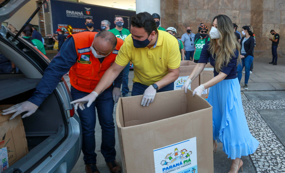 Drive-thru arrecadação de brinquedos PARANÁ PIÁ. Foto: Valdelino Pontes Paraná Piá supera expectativas em arrecadação de brinquedos
. Foto: Valdelino Pontes
