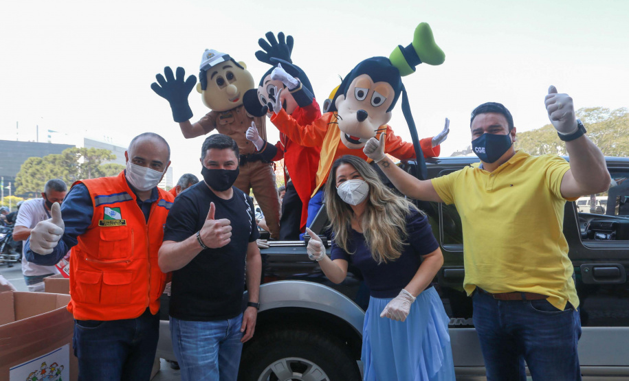 Drive-thru arrecadação de brinquedos PARANÁ PIÁ. Foto: Valdelino Pontes Paraná Piá supera expectativas em arrecadação de brinquedos
. Foto: Valdelino Pontes