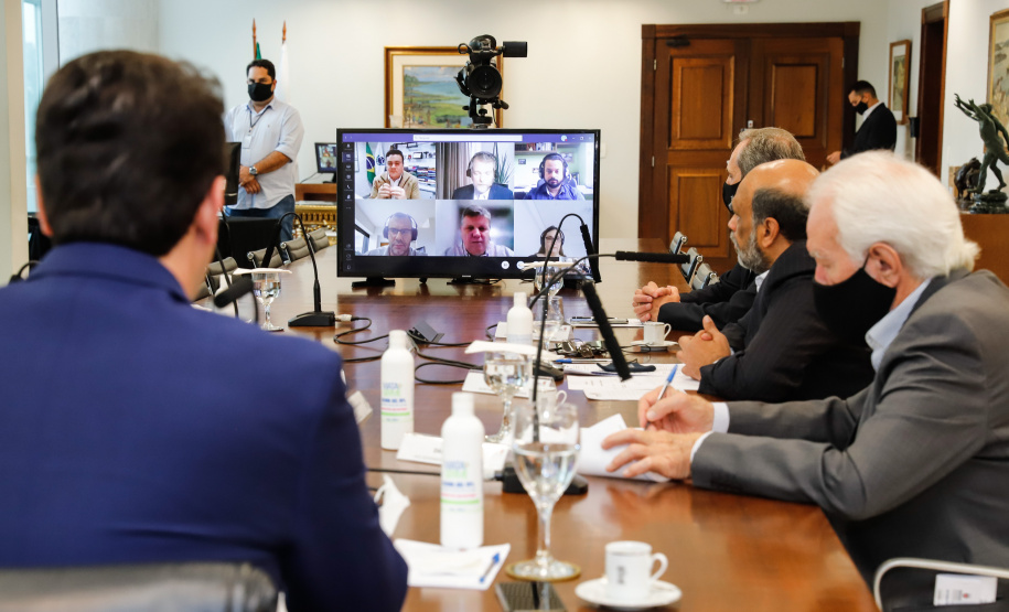O governador Carlos Massa Ratinho Junior e o secretário estadual da Fazenda, Renê Garcia Junior, assinaram nesta segunda-feira (28), no Palácio Iguaçu, o contrato de financiamento para a execução da segunda fase do Projeto de Modernização da Gestão Fiscal do Estado do Paraná (Profisco II).