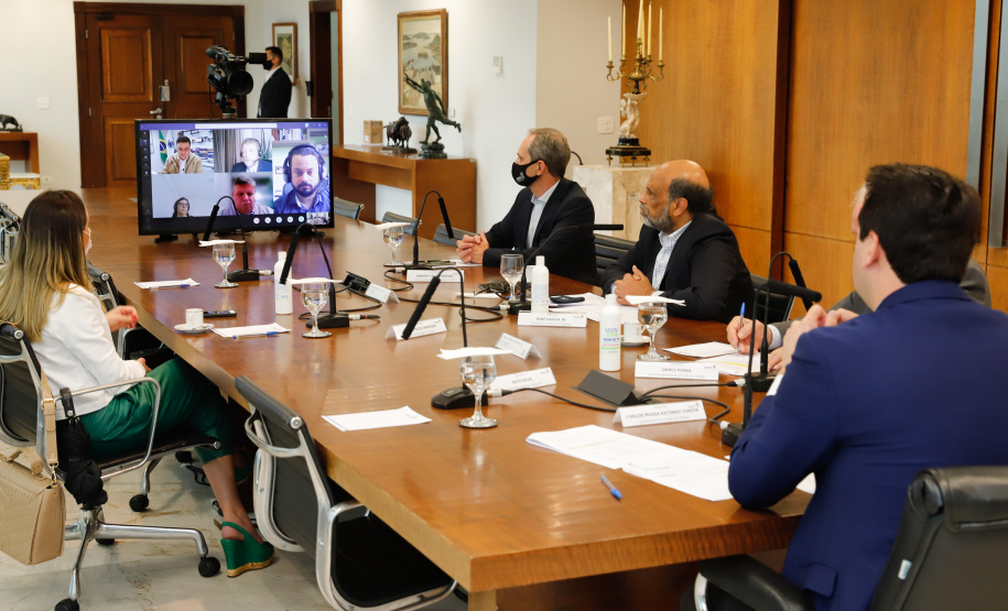 O governador Carlos Massa Ratinho Junior e o secretário estadual da Fazenda, Renê Garcia Junior, assinaram nesta segunda-feira (28), no Palácio Iguaçu, o contrato de financiamento para a execução da segunda fase do Projeto de Modernização da Gestão Fiscal do Estado do Paraná (Profisco II).