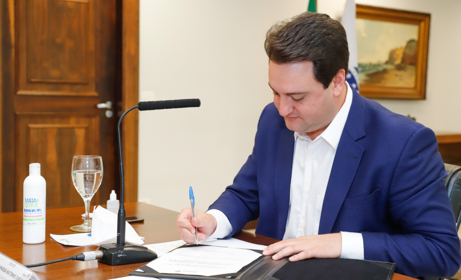 O governador Carlos Massa Ratinho Junior e o secretário estadual da Fazenda, Renê Garcia Junior, assinaram nesta segunda-feira (28), no Palácio Iguaçu, o contrato de financiamento para a execução da segunda fase do Projeto de Modernização da Gestão Fiscal do Estado do Paraná (Profisco II).