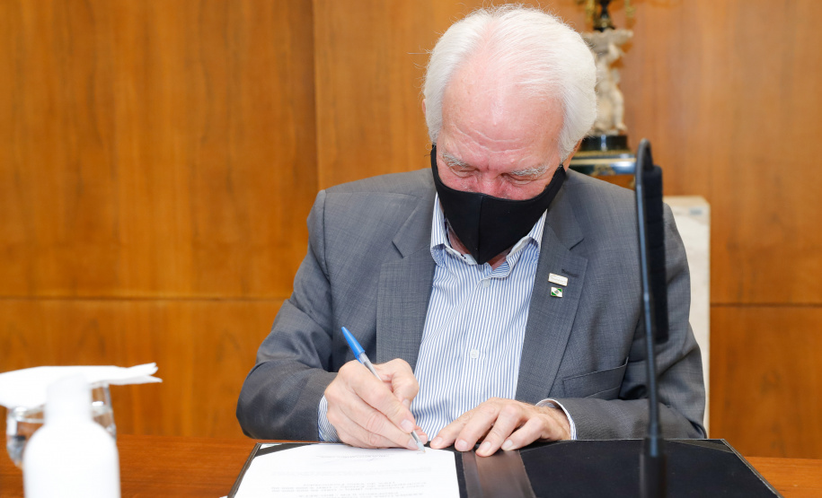 O governador Carlos Massa Ratinho Junior e o secretário estadual da Fazenda, Renê Garcia Junior, assinaram nesta segunda-feira (28), no Palácio Iguaçu, o contrato de financiamento para a execução da segunda fase do Projeto de Modernização da Gestão Fiscal do Estado do Paraná (Profisco II).