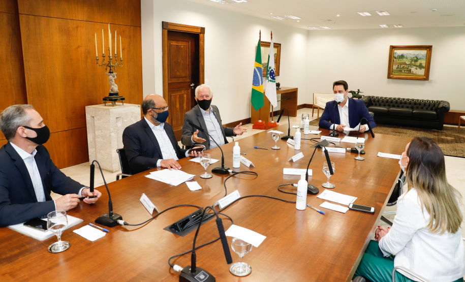 O governador Carlos Massa Ratinho Junior e o secretário estadual da Fazenda, Renê Garcia Junior, assinaram nesta segunda-feira (28), no Palácio Iguaçu, o contrato de financiamento para a execução da segunda fase do Projeto de Modernização da Gestão Fiscal do Estado do Paraná (Profisco II).