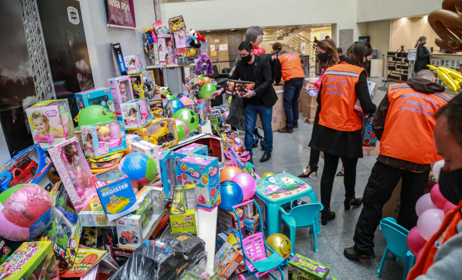 Quem ainda não fez doação de brinquedos para a campanha Paraná Piá tem até segunda-feira (5) para contribuir e ajudar a levar alegria a crianças que estão em tratamento de saúde no Estado. A arrecadação teve início no dia 9 de setembro e já contou com a participação de servidores de diversas secretarias do Estado e também de pessoas e empresas de fora do governo. Foto: Valdelino Pontes