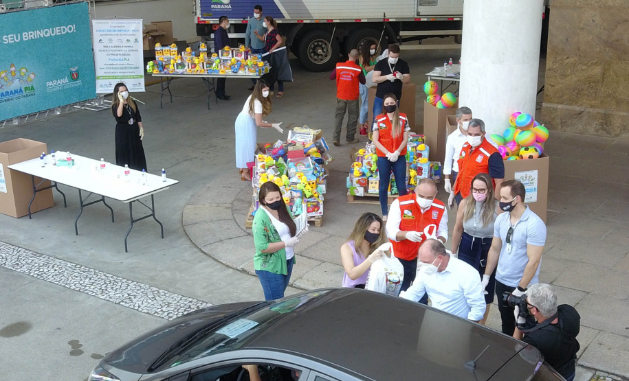 Quem ainda não fez doação de brinquedos para a campanha Paraná Piá tem até segunda-feira (5) para contribuir e ajudar a levar alegria a crianças que estão em tratamento de saúde no Estado. A arrecadação teve início no dia 9 de setembro e já contou com a participação de servidores de diversas secretarias do Estado e também de pessoas e empresas de fora do governo. Foto: José fernando Ogura/AEN