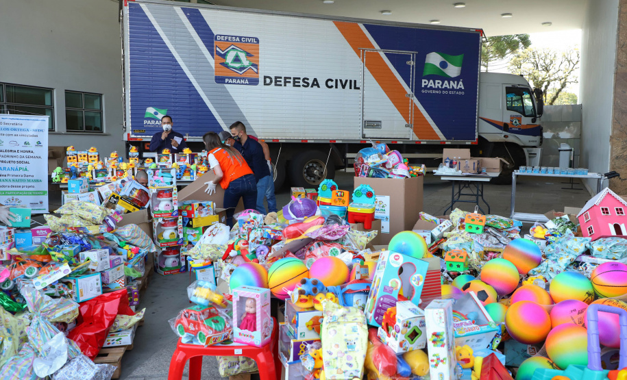 Quem ainda não fez doação de brinquedos para a campanha Paraná Piá tem até segunda-feira (5) para contribuir e ajudar a levar alegria a crianças que estão em tratamento de saúde no Estado. A arrecadação teve início no dia 9 de setembro e já contou com a participação de servidores de diversas secretarias do Estado e também de pessoas e empresas de fora do governo. Foto: José fernando Ogura/AEN