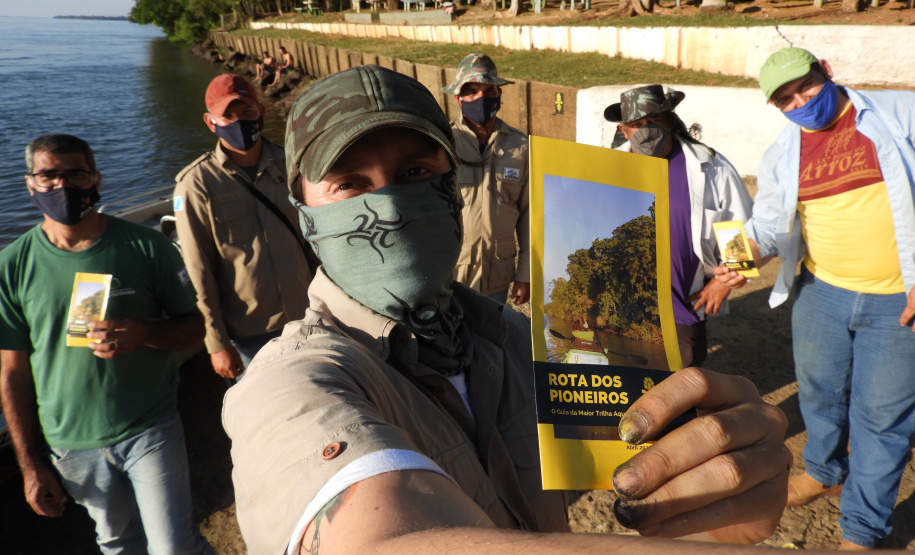 A Rota dos Pioneiros, a maior trilha aquática do Brasil e que deve ser tornar a maior do mundo, está retomando suas atividades. O grupo de voluntários responsável pela demarcação da rota ao longo do Rio Paraná e de seus afluentes voltou a fazer a sinalização do percurso, depois de uma interrupção de sete meses por causa da pandemia do novo coronavírus. Alguns passeios de caiaque pelo rio também voltaram a ser oferecidos por guias locais.  Foto: Divulgação