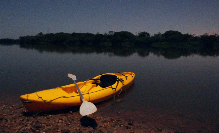 A Rota dos Pioneiros, a maior trilha aquática do Brasil e que deve ser tornar a maior do mundo, está retomando suas atividades. O grupo de voluntários responsável pela demarcação da rota ao longo do Rio Paraná e de seus afluentes voltou a fazer a sinalização do percurso, depois de uma interrupção de sete meses por causa da pandemia do novo coronavírus. Alguns passeios de caiaque pelo rio também voltaram a ser oferecidos por guias locais.  Foto: Erick Caldas Xavier