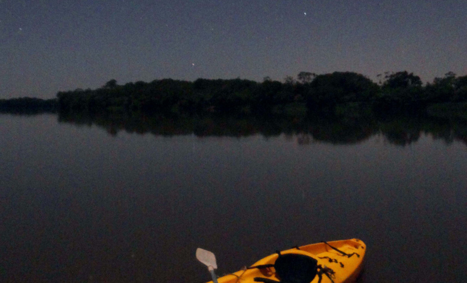 A Rota dos Pioneiros, a maior trilha aquática do Brasil e que deve ser tornar a maior do mundo, está retomando suas atividades. O grupo de voluntários responsável pela demarcação da rota ao longo do Rio Paraná e de seus afluentes voltou a fazer a sinalização do percurso, depois de uma interrupção de sete meses por causa da pandemia do novo coronavírus. Alguns passeios de caiaque pelo rio também voltaram a ser oferecidos por guias locais.  Foto: Erick Caldas Xavier