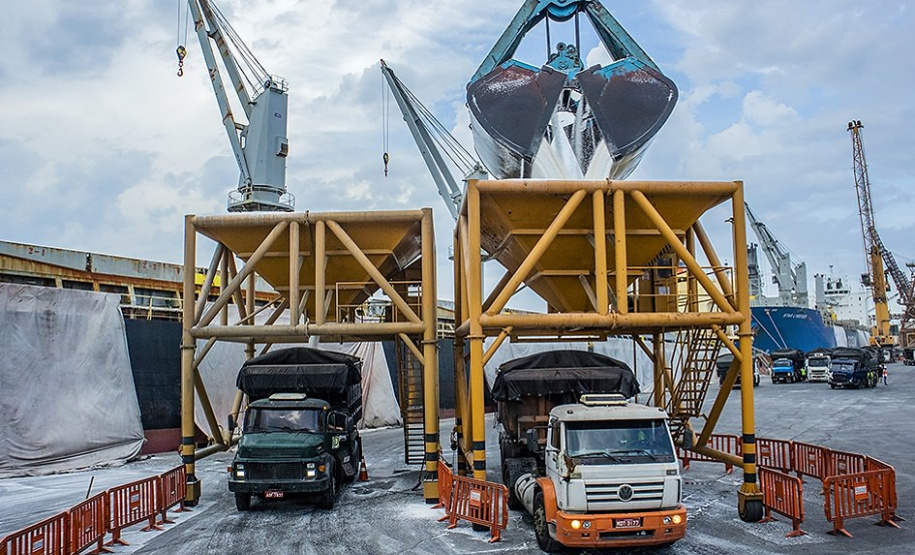 De janeiro a agosto, as operações de fertilizantes foram mais ágeis, desde a chegada do navio até a descarga do produto. Este ano, o volume de adubos está 4,6 % maior que o registrado no período em 2019.
Foto: Claudio Neves/Portos do Parana