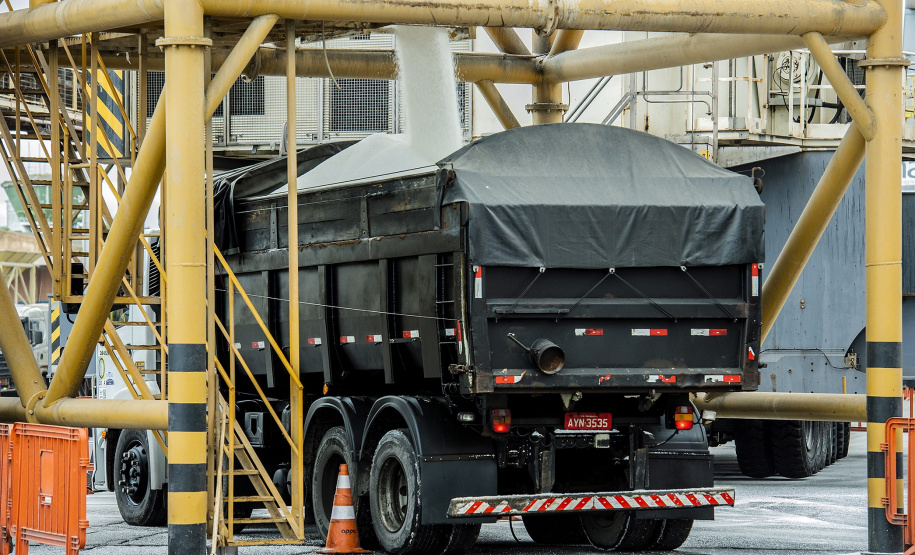 De janeiro a agosto, as operações de fertilizantes foram mais ágeis, desde a chegada do navio até a descarga do produto. Este ano, o volume de adubos está 4,6 % maior que o registrado no período em 2019.
Foto: Claudio Neves/Portos do Parana