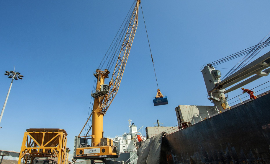 De janeiro a agosto, as operações de fertilizantes foram mais ágeis, desde a chegada do navio até a descarga do produto. Este ano, o volume de adubos está 4,6 % maior que o registrado no período em 2019.
Foto: Claudio Neves/Portos do Parana
