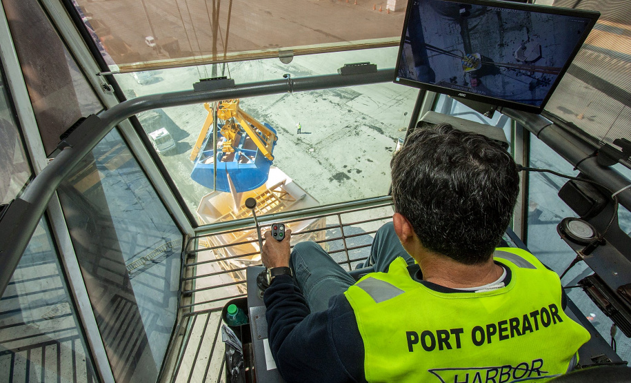 De janeiro a agosto, as operações de fertilizantes foram mais ágeis, desde a chegada do navio até a descarga do produto. Este ano, o volume de adubos está 4,6 % maior que o registrado no período em 2019.
Foto: Claudio Neves/Portos do Parana
