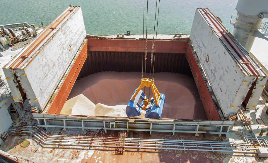 De janeiro a agosto, as operações de fertilizantes foram mais ágeis, desde a chegada do navio até a descarga do produto. Este ano, o volume de adubos está 4,6 % maior que o registrado no período em 2019.
Foto: Claudio Neves/Portos do Parana
