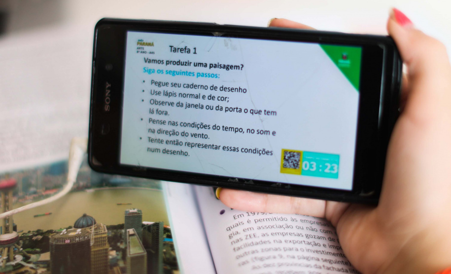 Alunos ganham celulares para acompanhar as atividades virtuais. Foto: Geraldo Bubniak/AEN