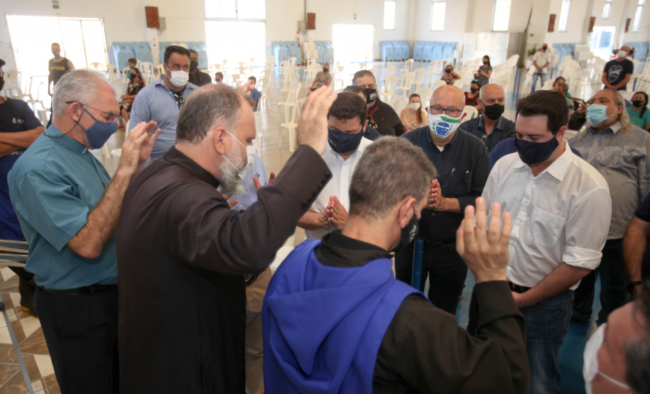 A cidade de Bandeirantes, no Norte Pioneiro, tem pouco mais de 30 mil habitantes, mas a população do município quase dobra no dia de São Miguel Arcanjo