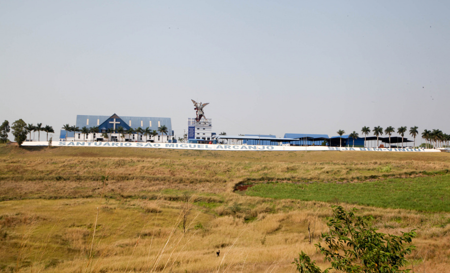 A cidade de Bandeirantes, no Norte Pioneiro, tem pouco mais de 30 mil habitantes, mas a população do município quase dobra no dia de São Miguel Arcanjo