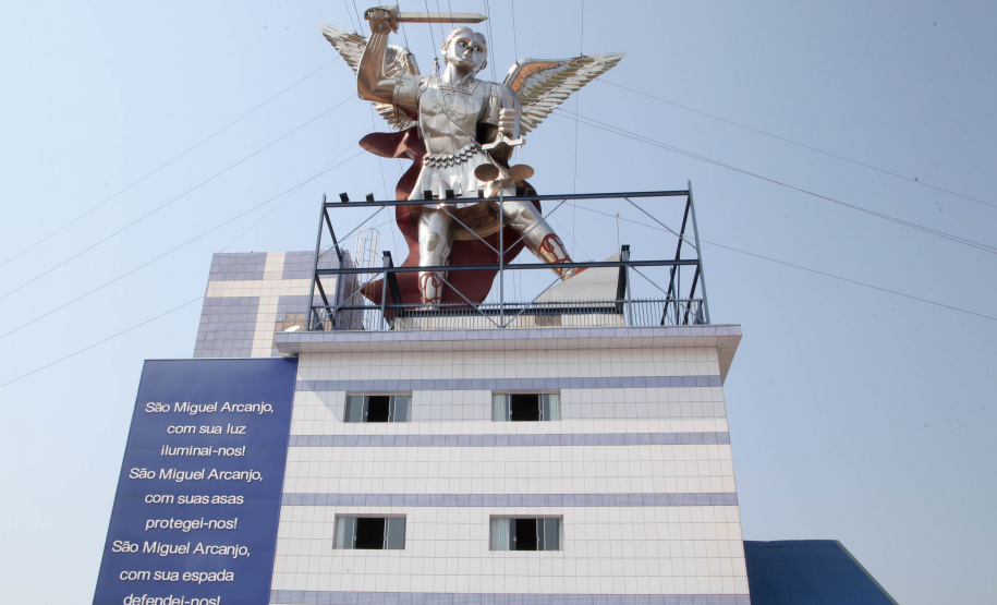 A cidade de Bandeirantes, no Norte Pioneiro, tem pouco mais de 30 mil habitantes, mas a população do município quase dobra no dia de São Miguel Arcanjo