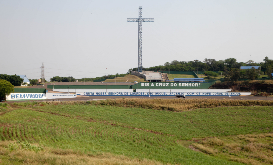 A cidade de Bandeirantes, no Norte Pioneiro, tem pouco mais de 30 mil habitantes, mas a população do município quase dobra no dia de São Miguel Arcanjo