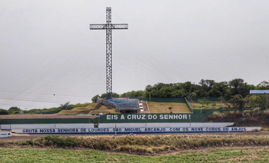 A cidade de Bandeirantes, no Norte Pioneiro, tem pouco mais de 30 mil habitantes, mas a população do município quase dobra no dia de São Miguel Arcanjo