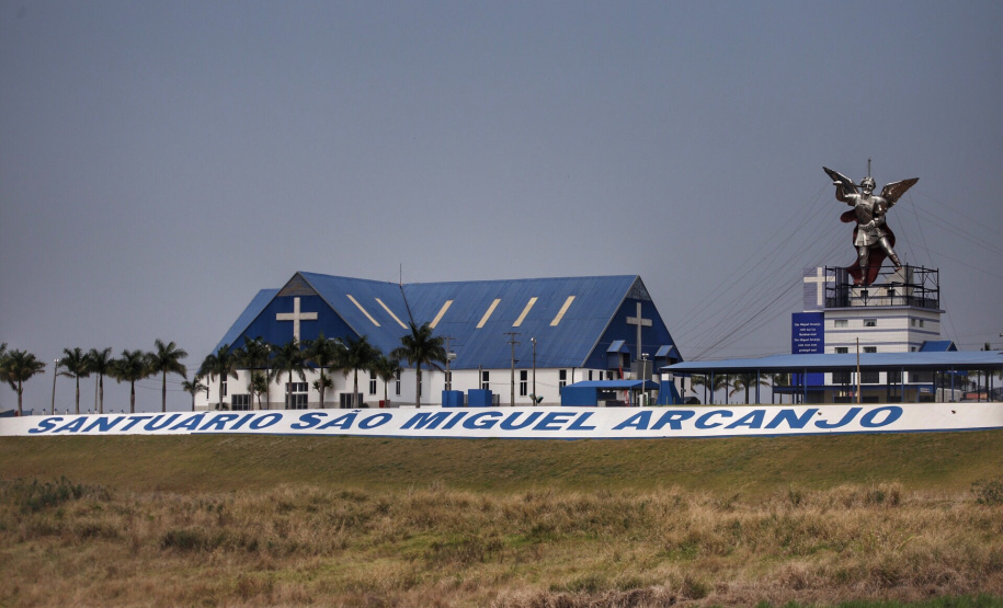 A cidade de Bandeirantes, no Norte Pioneiro, tem pouco mais de 30 mil habitantes, mas a população do município quase dobra no dia de São Miguel Arcanjo