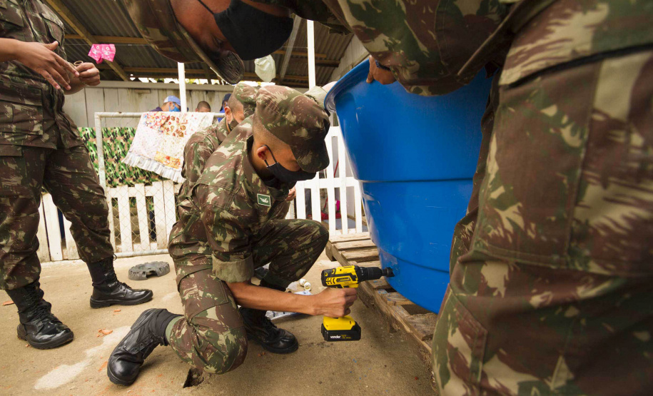 Bombeiros e Exército aceleram instalação de caixas d´água. Foto: Sanepar