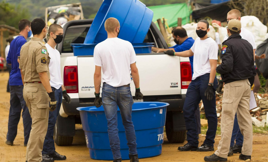 Bombeiros e Exército aceleram instalação de caixas d´água. Foto: Sanepar