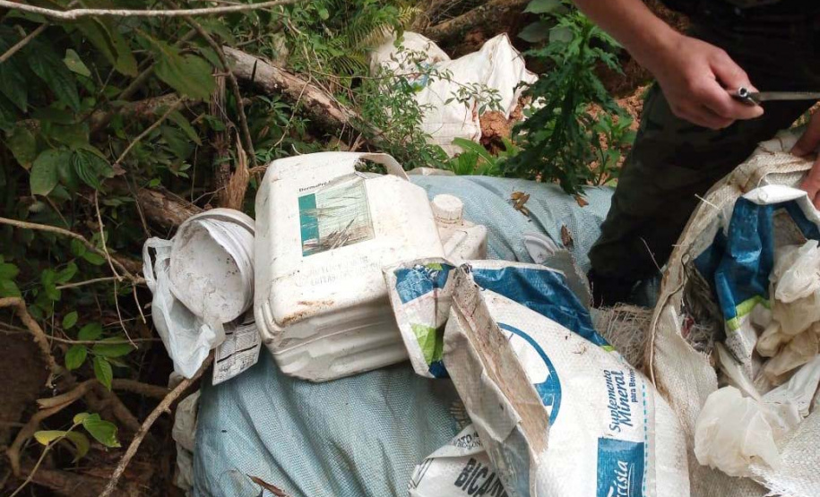 Em oito dias de ações, o Batalhão de Polícia Ambiental-Força Verde (BPAmb-FV) lavrou 26 autos de infração ambiental e aplicou mais de R$ 2,5 milhões em multas por desmatamento de florestas em todo o estado pela quarta edição da Operação Mata Atlântica em Pé. O trabalho é feito em conjunto com o Instituto Água e Terra (IAT), o Ibama e o Ministério Público do Paraná. Foto:SESP