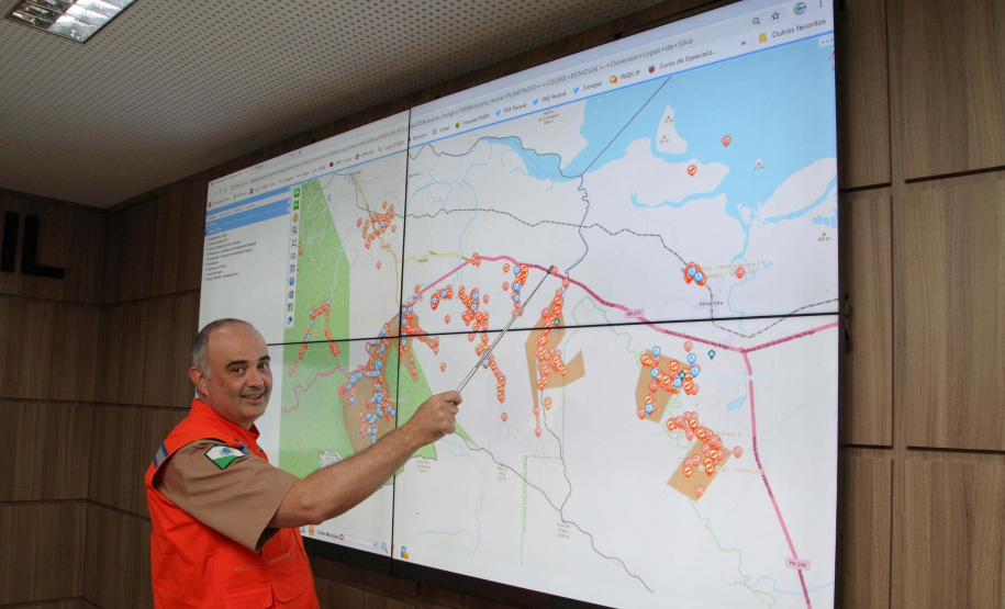 O coordenador estadual da Defesa Civil, tenente-coronel Fernando Raimundo Schünig, explica que neste período houve uma das maiores mobilizações da história do órgão para atender toda a sociedade paranaense. As equipes estiveram inclusive em comunidades isoladas e vulneráveis, como indígenas e quilombolas. Foto: Ari Dias/AEN