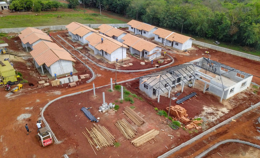 O primeiro Condomínio do Idoso do Paraná foi inaugurado em Jaguariaíva, nos Campos Gerais, e o segundo, em Foz do Iguaçu, na região Oeste, já atingiu 70% de execução. As 40 casas exclusivas para a melhor idade darão nova cara a uma região onde antes havia apenas mata fechada, no bairro Três Lagoas, a poucos quilômetros da famosa prainha do município. Foto: José Fernando Ogura/AEN