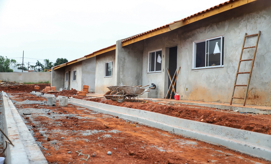 O primeiro Condomínio do Idoso do Paraná foi inaugurado em Jaguariaíva, nos Campos Gerais, e o segundo, em Foz do Iguaçu, na região Oeste, já atingiu 70% de execução. As 40 casas exclusivas para a melhor idade darão nova cara a uma região onde antes havia apenas mata fechada, no bairro Três Lagoas, a poucos quilômetros da famosa prainha do município. Foto: José Fernando Ogura/AEN