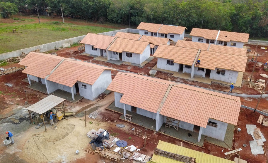 O primeiro Condomínio do Idoso do Paraná foi inaugurado em Jaguariaíva, nos Campos Gerais, e o segundo, em Foz do Iguaçu, na região Oeste, já atingiu 70% de execução. As 40 casas exclusivas para a melhor idade darão nova cara a uma região onde antes havia apenas mata fechada, no bairro Três Lagoas, a poucos quilômetros da famosa prainha do município. Foto: José Fernando Ogura/AEN